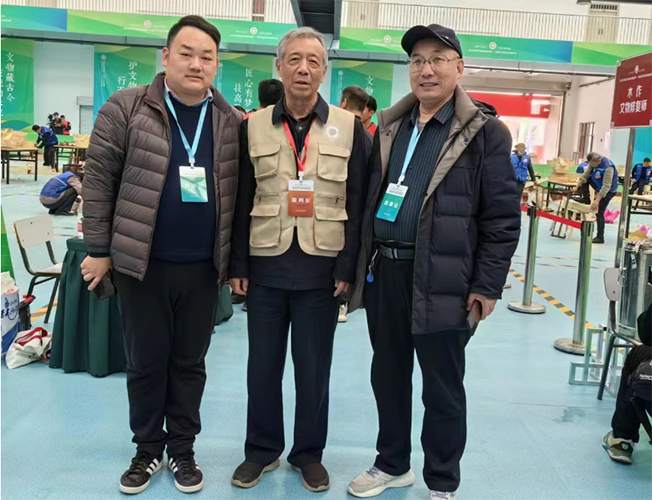 故宮博物院古建修繕中心主任李永革與思成古建賀啟明在2022年全國文物行業職業技能大賽現場合影